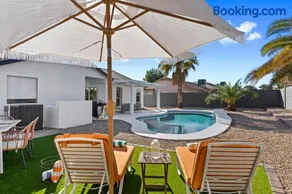 Modern Phoenix Home FREE Heated Pool - Image 1