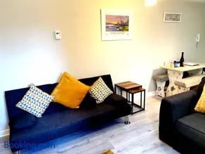 Sunflower Apartment, stylish dog-friendly two bedroom apartment near Tenby with outdoor space - Image 4