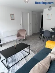 Fresh 2Bed 2Bath Apartment 2mins drive to Man Utd Stadium - Image 5