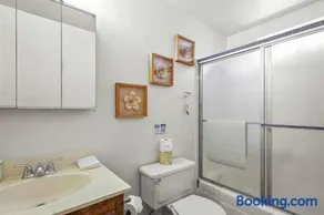 The BlueBird Retreat, Jacuzzi, BBQ - Image 1
