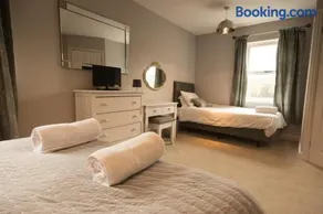 Hardwick Cottage- Darwin Lake Holiday Village - Image 1