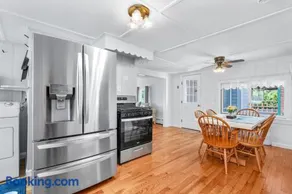 Cozy Town Neck Cape Escape – Pet Friendly - Image 3