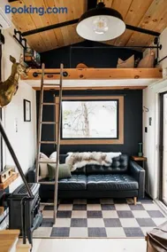 The Nest - Romantic Tiny Home with a Vintage Vibes, 10 mins to Winery - Image 1