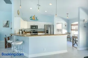 Luxury 3 Bed 2 Bath Home with Pool and Spa - Image 2