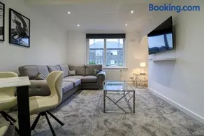 Serviced Apartment near Prestwick Airport with Private Parking - Long Stays Available - Image 2