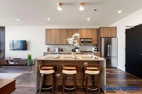 Luxury 2BD-2BA View-Gym-Rooftop - Image 2