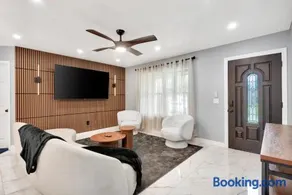 Daytona 500 Retreat Renovated 5 Bedroom Oasis - Image 3