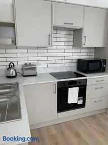 City Centre 2 bed Secure Parking near Station and Theatre - Image 4