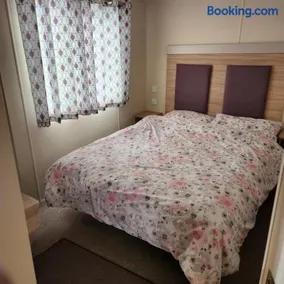 Family Fun by the Sea 4 Bedroom Caravan - Image 3