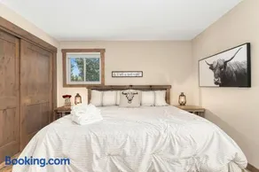 The Pine Getaway on 60 Acres with Hot Tub - Image 4
