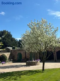 Courtyard House- Luxury Holiday House with floodlit Tennis court - Image 2