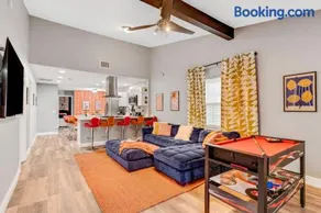 Groovy Funhouse Getaway - 4 bdrm near Legoland - Image 2