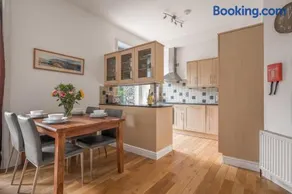Chaucer Apartment - Image 2
