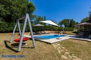 Sunny Garden Villa with Pool - Image 2