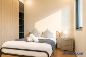 Luxury North Ryde 4BR Duplex with Media Room - Image 2