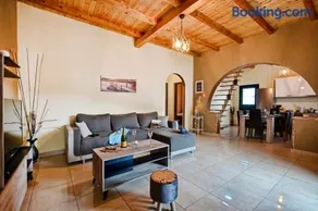 Elizabeth Country House - Image 1