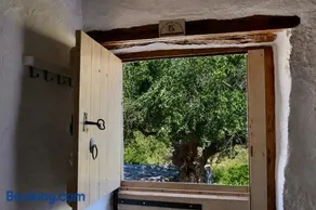 White River Cottages - rustic minimalist holiday houses - Image 3