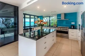 Edge 2 - Oceanfront Luxurious and Spacious 4 Bedroom Split Level Apartment with buggy and valet service - Image 5