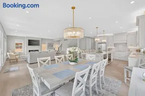 7BR Bay Harbor retreat with waterfront access, pool, hot tub & fireplace - Image 1