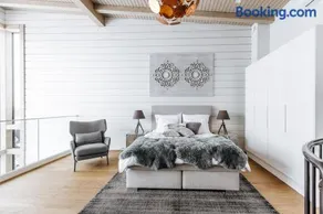 Naava Chalet 303 Loft - Kaksikerroksinen lasiseinähuoneisto järvinäköalalla - Image 3