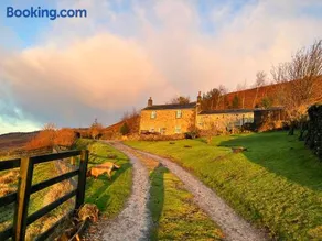 Luxury Cottage above Embsay Reservoir with Sunrise-to-Sunset Views - Image 1