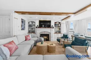 Luxury Waterfront Home Perfect for Family - Image 3