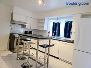Charming Beautiful Private Room With Private Bath and Parking! Near Metrotown - Image 3
