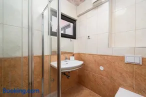 Rotonda Inn Novigrad - Image 2