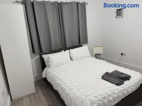 Modern 3 bedroom home in NG2 - Image 2
