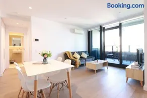 Skyline View 2BR With Free Parking 6 Min To MCEC - Image 1