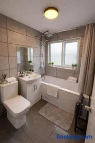 Modern 2 bed apartment & free parking - Image 1