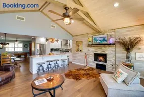 Lakeside Retreat on 10 Secluded Acres - Image 3