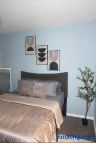 Large 4-Bedroom Entire Home with Two Living Rooms - Image 2