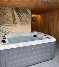 Appartement avec jacuzzi et piscine sur les remparts - Image 5