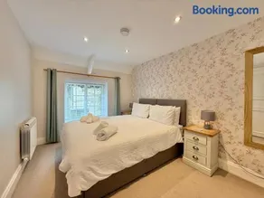 Sheplegh Court Charming Cottage and Pools within Stunning Grounds - Image 4