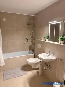 Gemütliche Wohnung mit TV, Balkon und Küche - Image 4
