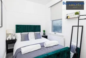 2 bed modern apartment by luxiety stays - Image 4