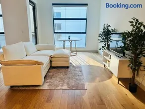 Chic Hollywood Dream Large Studio - Image 1