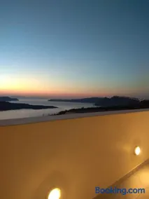 Santa Rinoula Suites Ocean Caldera Sunset Views - Image 2