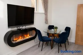 Unit 4 Tranquil Harbourside Retreat- Central Location - Image 3