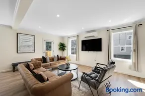 Elegant Double Story Bloomfield 3 Kings 2 Queens Massive House - Image 3