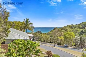 Sea View + Sleeps 8 + 3 mins to Beach - Image 3