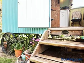 The Hollies Shepherds Hut by The Suffolk Cottage Collection - Image 4