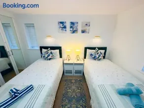 Entire 3-Bed Home, 5 mins to City Centre, Sleeps 6, 2 Free Parking - Image 4