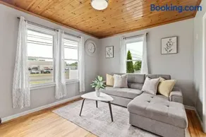 Stylish, Relaxing & Comfy 3 BDR Home - Image 2