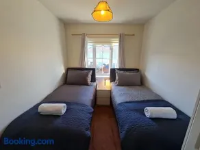 3 Cosy Bedrooms in a House 6 people - Image 3