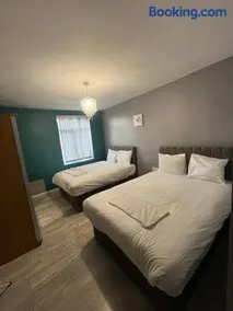 Sky's City Centre Apartments next to St James Park - Image 2