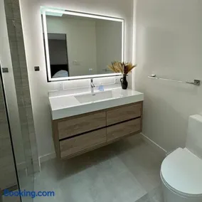 Modern, Renovated 5b/3ba near Apple, Kaiser - Image 3