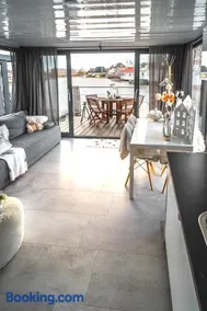 The Grey Pearl Houseboat - Image 1