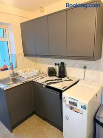 Charming Two Double Bedroom Maisonette with Garden - Image 3